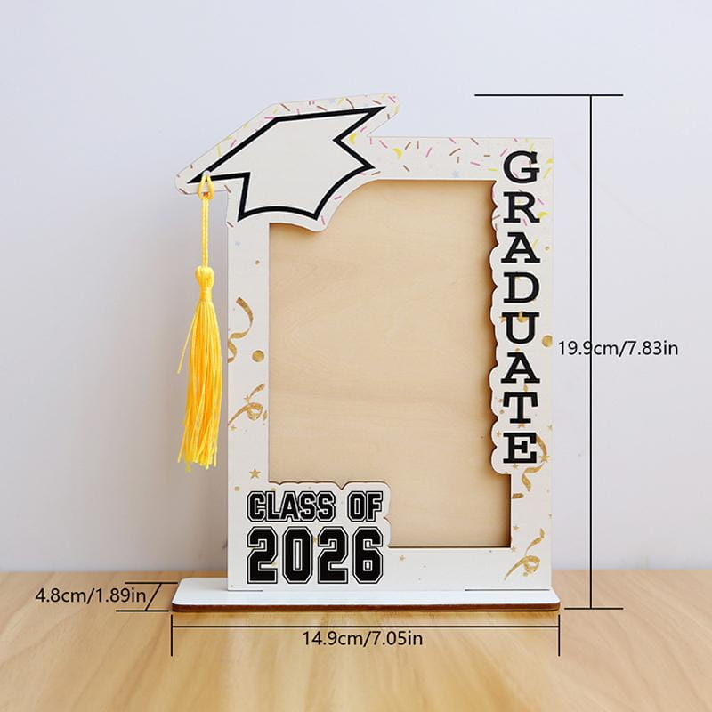 Portarretratos de graduación de madera blanco con birrete recortado y borla amarilla, decorado con patrones de confeti dorado; incluye el texto del graduado y de la clase de 2026, en un conjunto de portarretratos de graduación de madera de la clase de 2026.