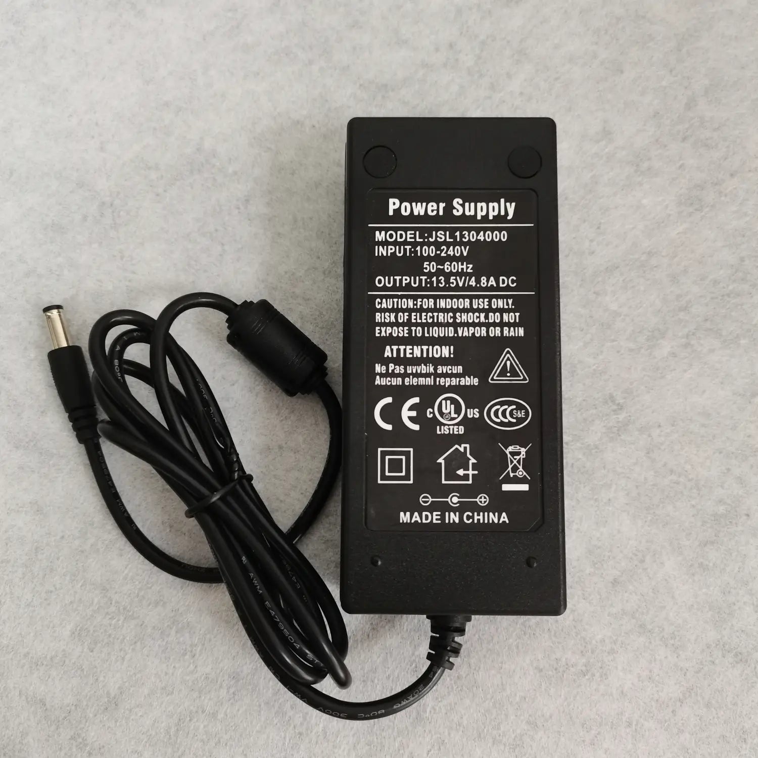 信号ファイア・フュージョンスプライサー用電源チャージャー（黒色プラスチック製）。型番 JSL1304000、黒色のコイル状ケーブルおよびコネクタ付き。