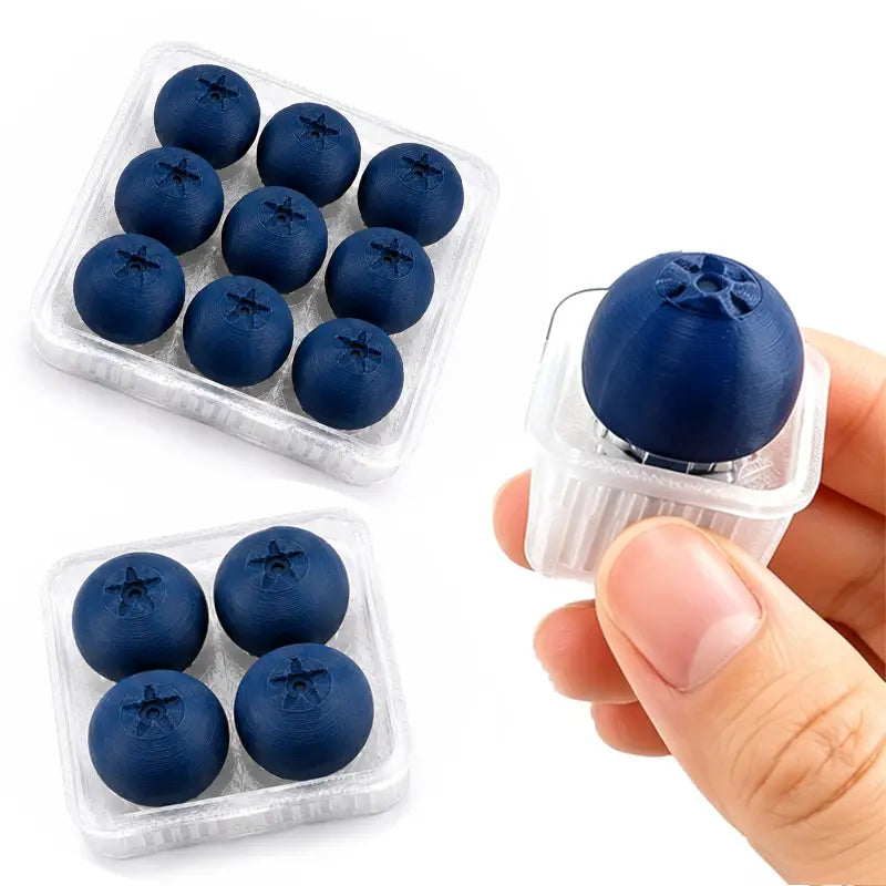 gommes rondes bleu foncé en silicone, façonnées comme des baies, avec des indentations en forme d’étoile sur le dessus, emballées dans des barquettes en plastique transparent comme un jouet d’apaisement de type « fidget » en forme de myrtille pour soulager le stress.