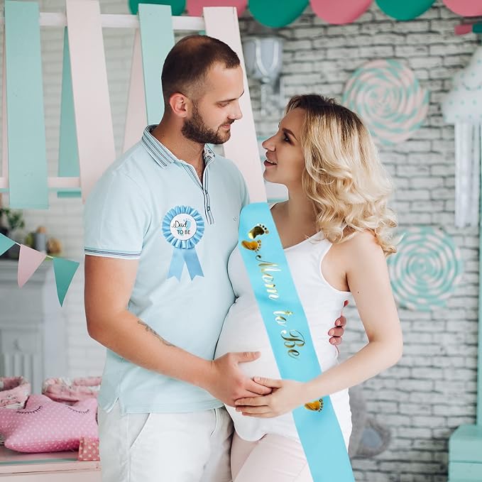 écharpe bleu clair pour papa avec empreintes en or et badge circulaire assorti sur la chemise d’un homme, provenant du kit de révélation du sexe pour écharpe et badge