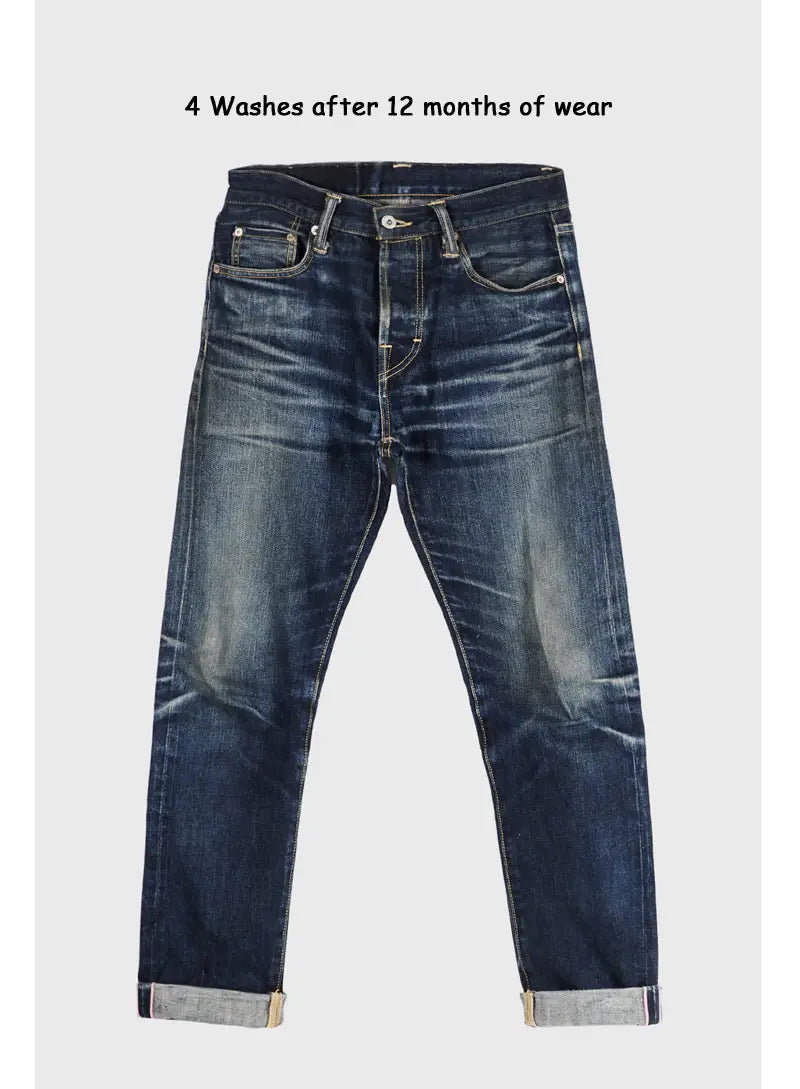 Jean en denim indigo foncé « Red Tornado » en selvedge slim droit 16 oz, avec un aspect délavé et usé après quatre lavages et douze mois d’utilisation