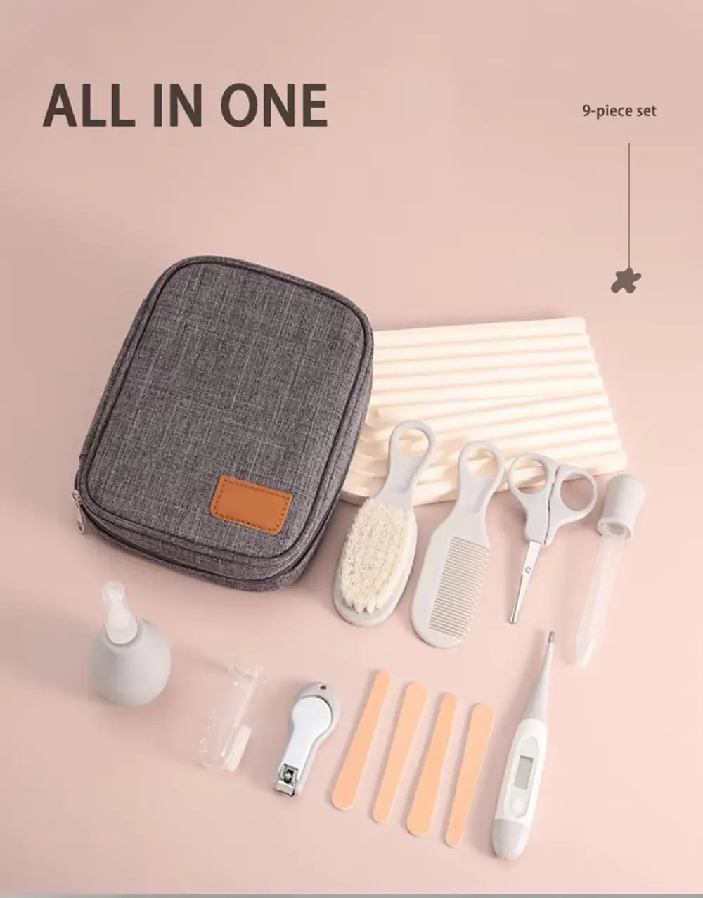 Graues, strukturiertes Stoff-Reiseetui mit einem beigen Leder-Patch, ausgelegt für das Baby-Pflege-Set für Neugeborene.