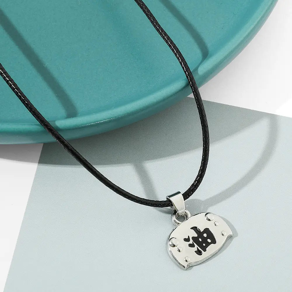 Collar de colgante de metal plateado procedente de la parte continental de China, con un carácter chino negro tipo “aceite” grabado sobre su superficie redondeada ligeramente texturizada, para joyería de cosplay de nube roja de Naruto.