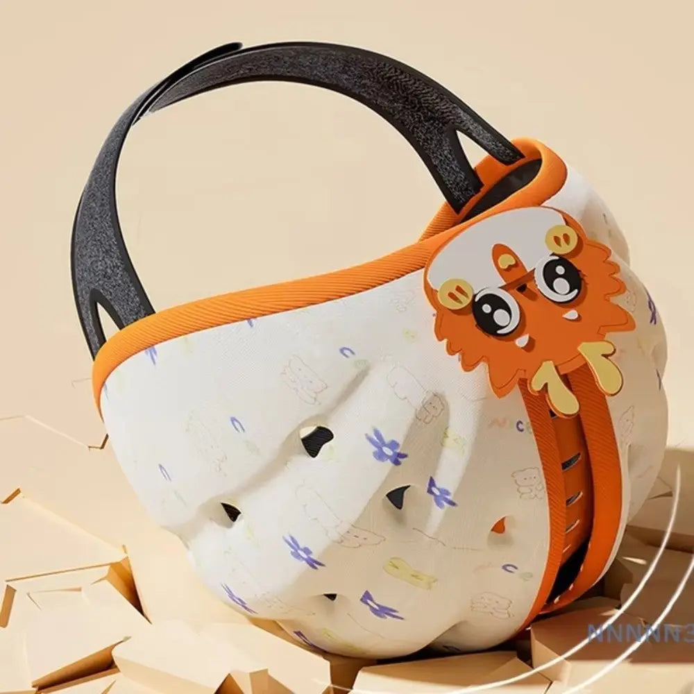Casco de seguridad transpirable para niños pequeños color blanco con ribete naranja y rostro de león de dibujos animados, que presenta correas acolchadas negras para la protección de la cabeza