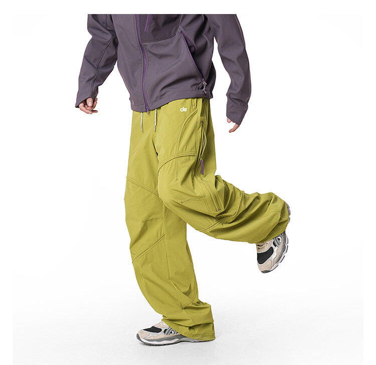pantalones cargo impermeables de senderismo para hombre en verde oliva, con múltiples bolsillos y cinturilla con cordón, diseñados para un rendimiento de secado rápido.