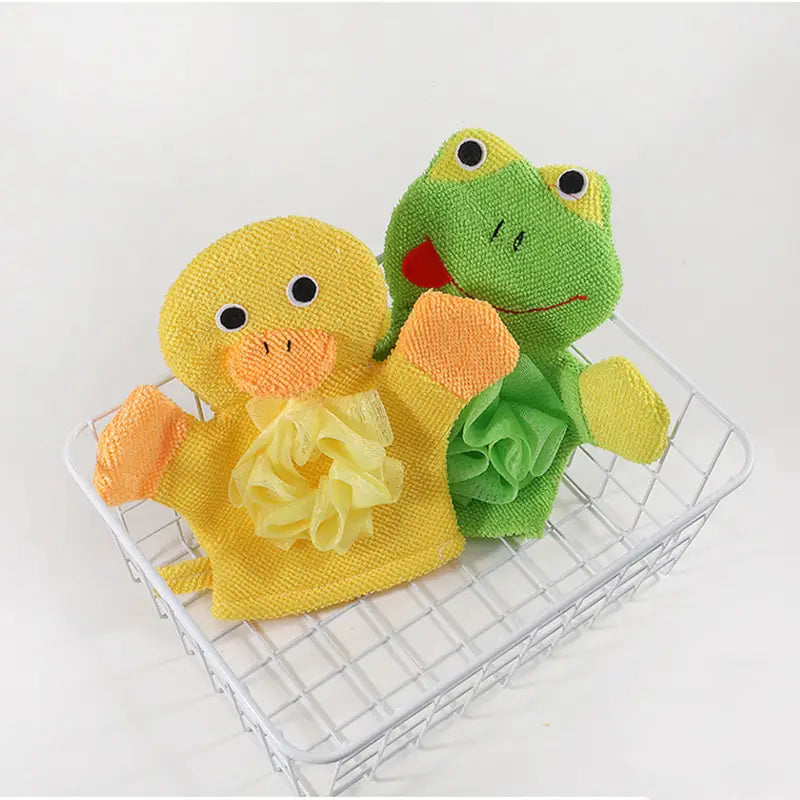 Gelbe und grüne Plüsch-Badehandschuhe für Babys in Tierform, geformt wie eine Ente und ein Frosch, mit bestickten Augen, angenähten freundlichen Lächeln, weichen Stoffkörpern und strukturierten Luffa-Einsätzen für eine sanfte Anwendung unter der Dusche