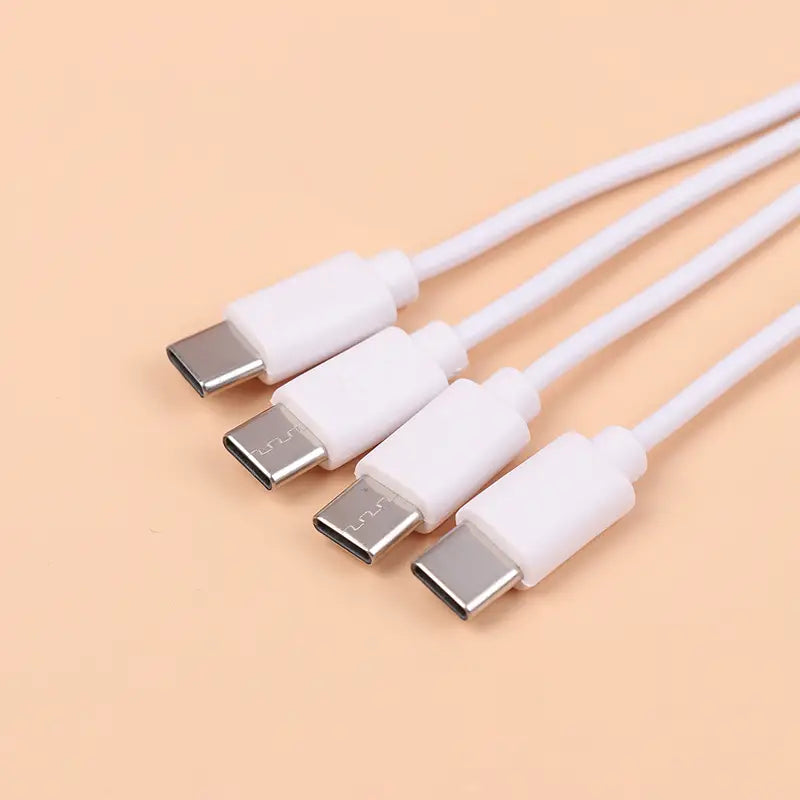 充電ケーブル4in1 usb c急速充電セットに含まれる、金属コネクタ付きの白色usb-c急速充電ケーブル4本セット。