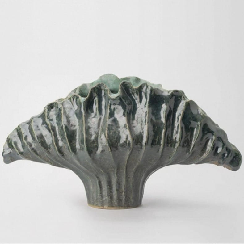 Un vase à fleurs en céramique brillant vert foncé, à la forme rainurée en éventail et inspirée de la coquille, mesurant 45 x 14 x 25 cm, idéal pour des effets d’exposition de poterie décorative modernes.