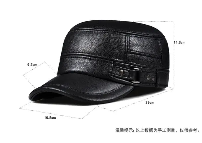 わずかにカーブしたつくりのしっかりしたつばが特徴の、黒の本革ウィンターフラットキャップ。背面側から調整可能なストラップ留め具が見える。