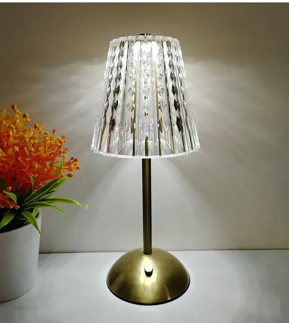 Klarer Kristall-Lampenschirm mit vertikalen Facetten und Messingbasis wiederaufladbare Tischlampe als elegante Lichtquelle.