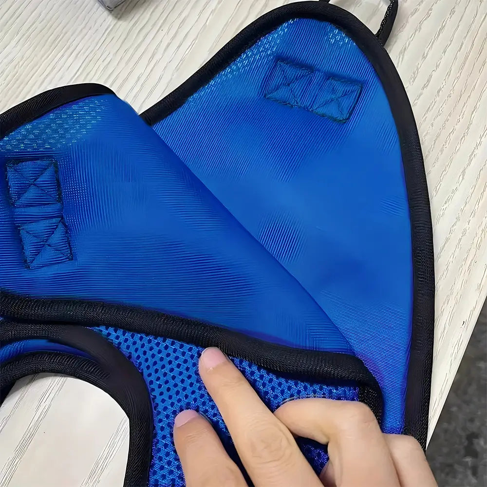 Arnés para perro de malla azul con ribete negro y costuras reforzadas, diseñado como un ayudante de recorte de uñas en forma de hamaca de aseo para mascotas de malla azul.