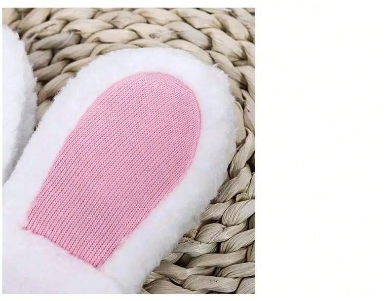 Gorro de peluche para mascota con orejas suaves de conejo de peluche blanco y forro interno de punto rosa, diseñado como tocado de disfraz ajustable.