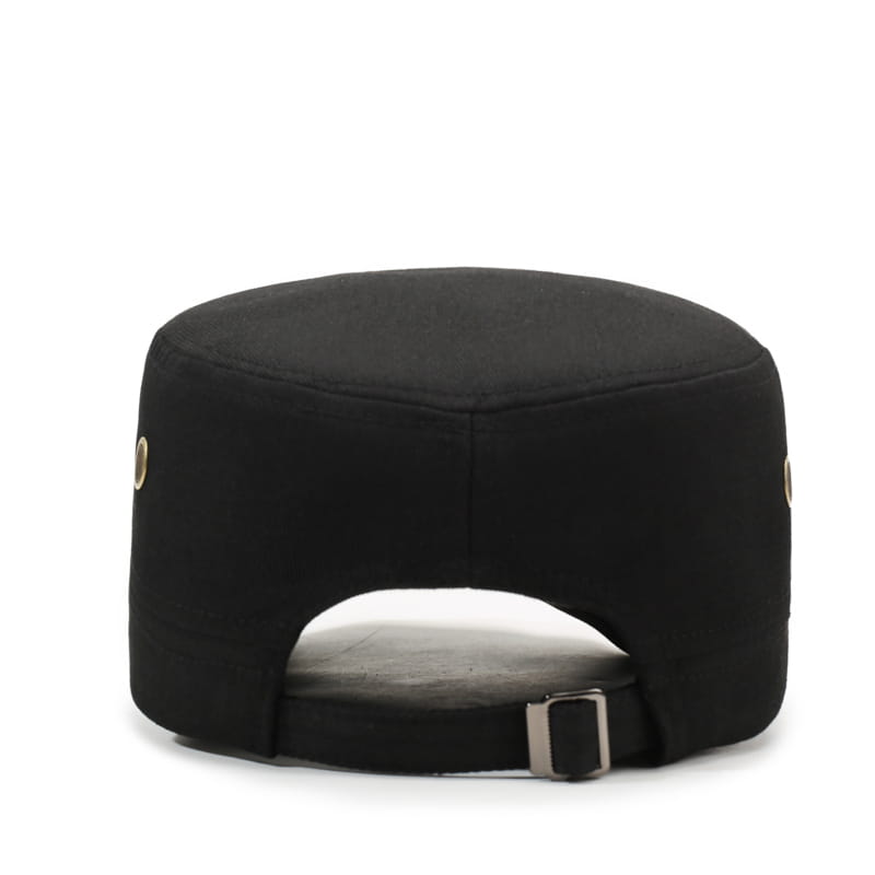Gorra plana de ala plana negra de sombrero de hombre con protección UV con ojales en tono dorado y hebilla plateada visible desde el lado posterior