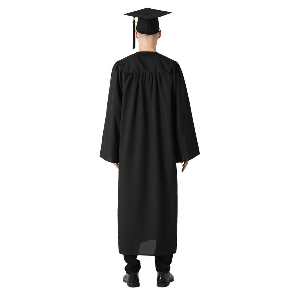 Vestimenta académica unisex para graduación, toga y birrete, en tejido liso mate color negro, con birrete a juego con borla dorada.