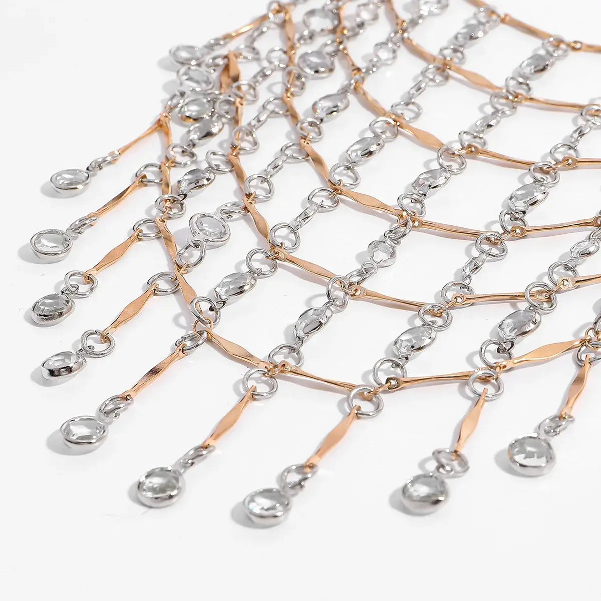 Collier ras du cou à gland en cristal, présentant une chaîne métallique bicolore avec des maillons en or rose et en argent, ainsi que des pendentifs en cristal en forme de goutte suspendus.