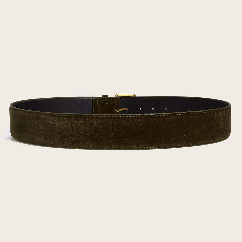 Ceinture large en daim vert olive foncé pour femmes, avec une boucle à la finition dorée et une doublure intérieure noire.
