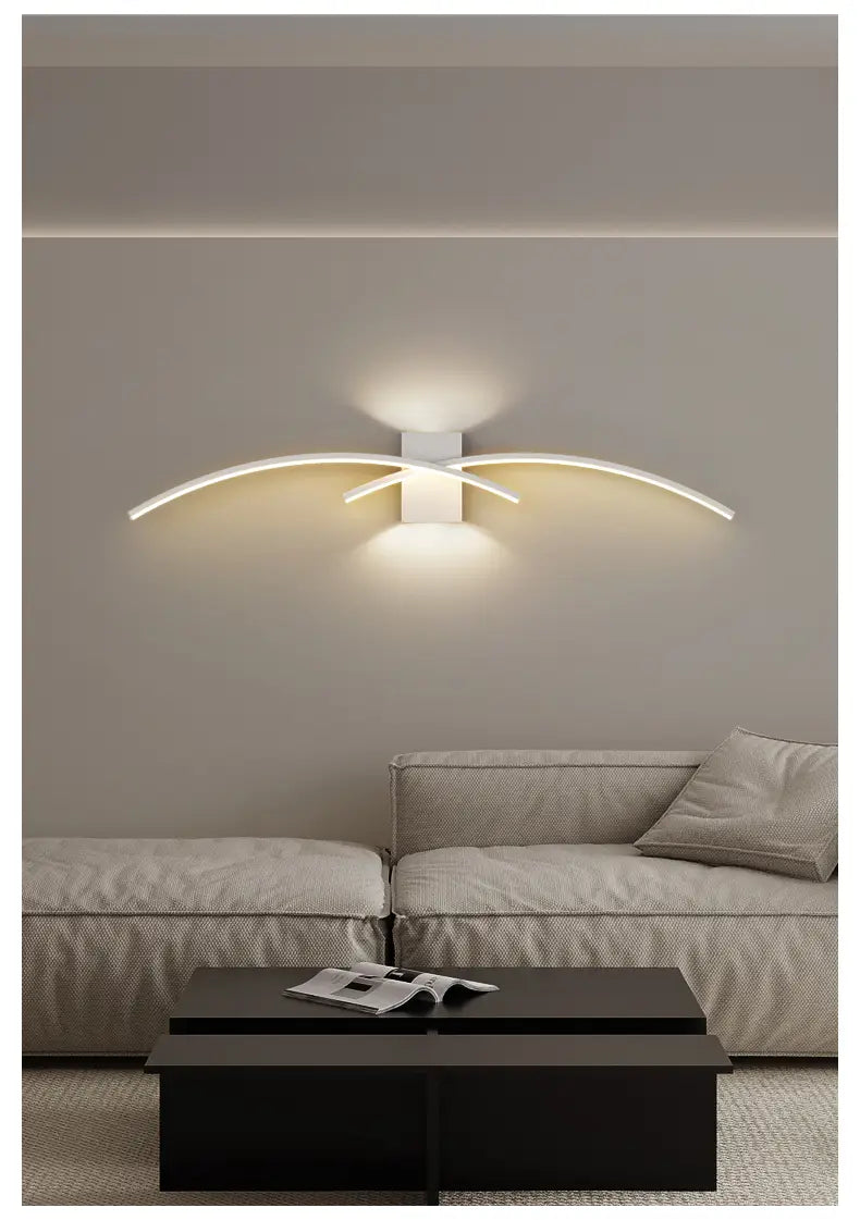 Aplique de pared LED minimalista en blanco, con un diseño de luz de tira moderna, brazos curvos elegantes y una estética minimalista.