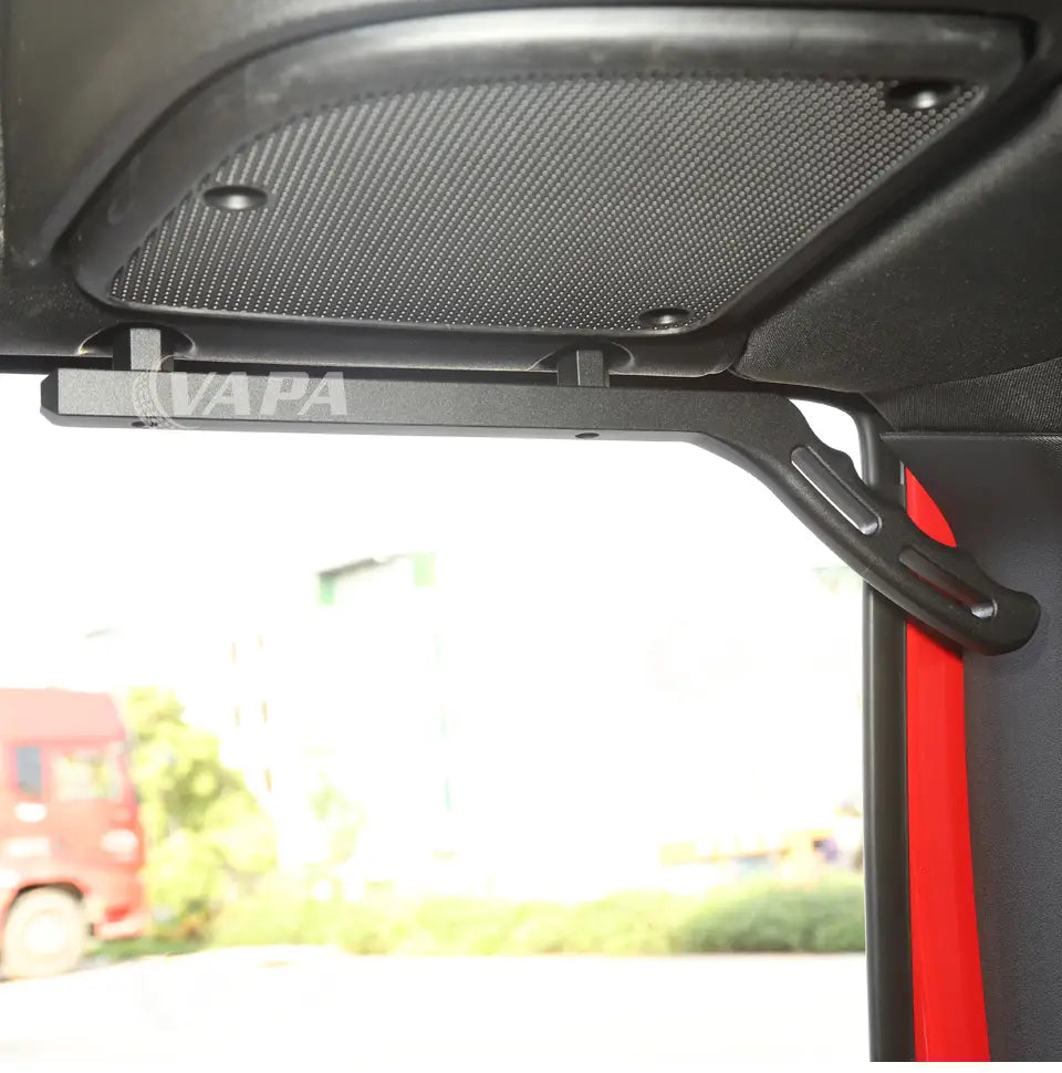 Schwarzer Aluminium-Dachträger-Stützarm der Marke Vapa für ein Fahrzeug mit strukturierter Maschenplatte und rotem Akzentbesatz, von der Rückseite dargestellt, ausgelegt für Jeep Wrangler JK Aluminium-Türgriff-Garnituren in Schwarz und Rot.