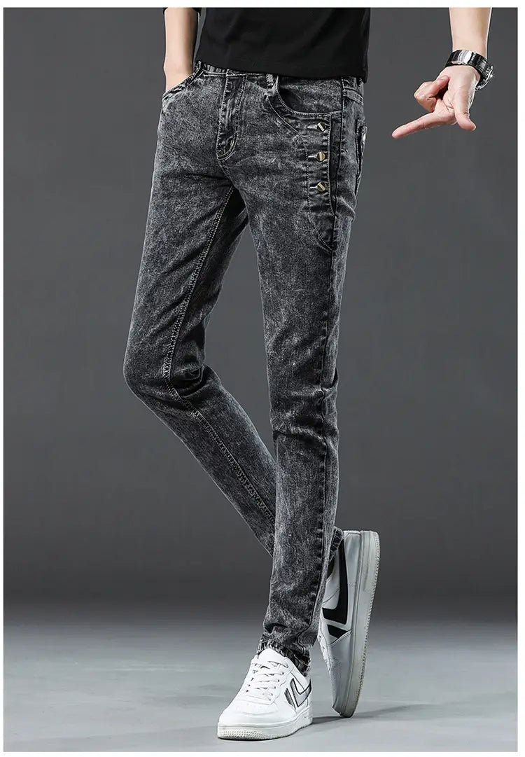 Jeans en denim extensible vintage slim pour hommes, lavage gris foncé délavé, avec denim usé, coupe slim et détails de boutons décoratifs sur la couture latérale