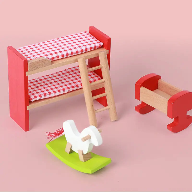 Holz-Puppenhaus-Möbelset mit einem roten und naturfarbenen Holzetagenbett mit roten und weißen karierten Bezugdecken für Kinder als Miniaturspielzeug.