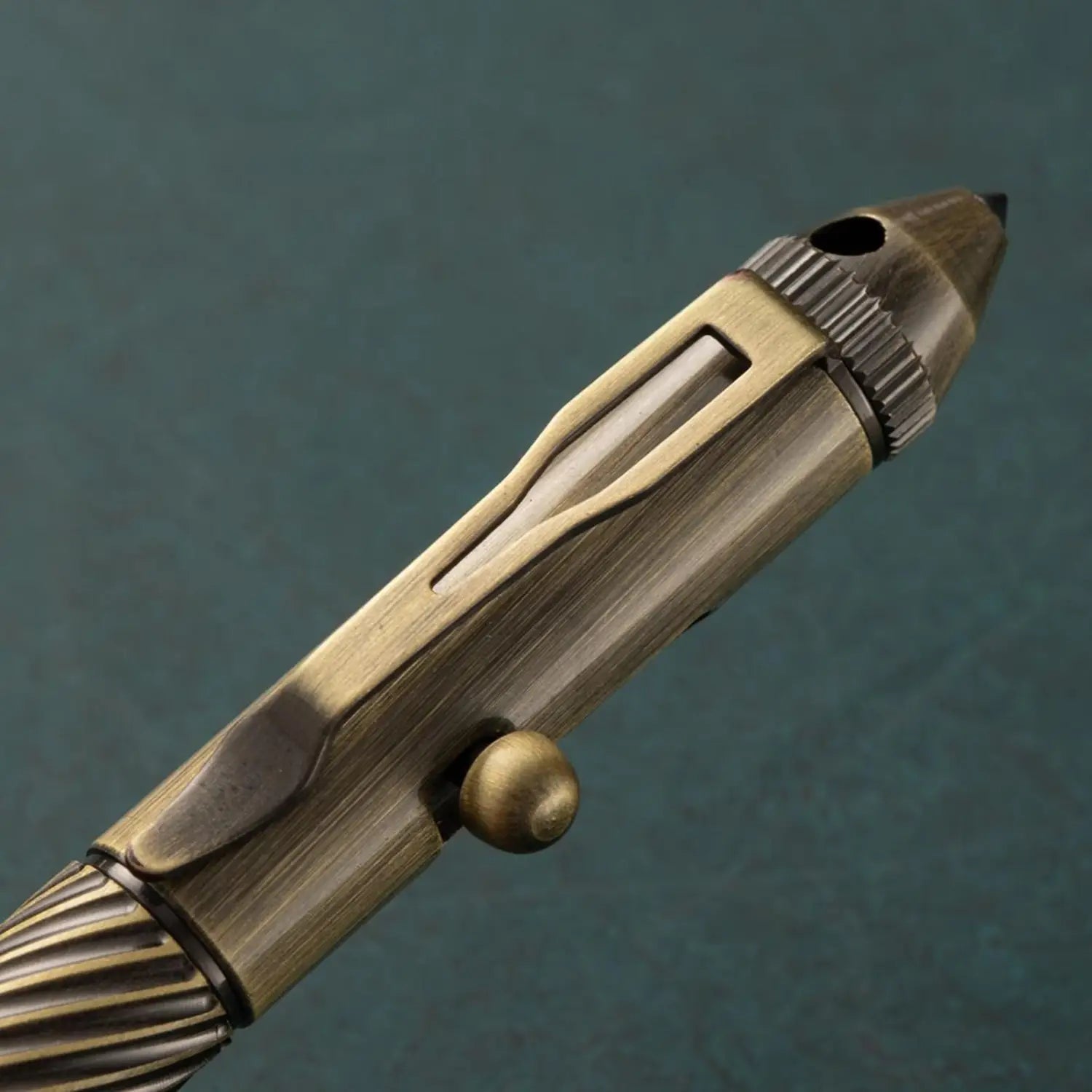 Un stylo de voyage rétro en laiton ancien, fini laiton, pour hommes, avec une prise texturée et une pointe rétractable.