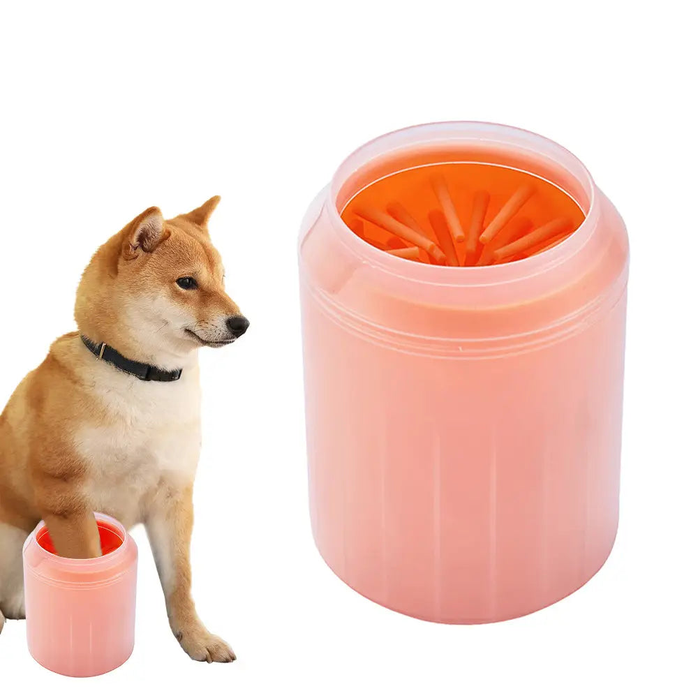 taza de plástico para limpieza de patas en color rosa con cerdas de silicona naranja en el interior en tamaño mini, dentro de un recipiente translúcido, para lavar las patas del perro