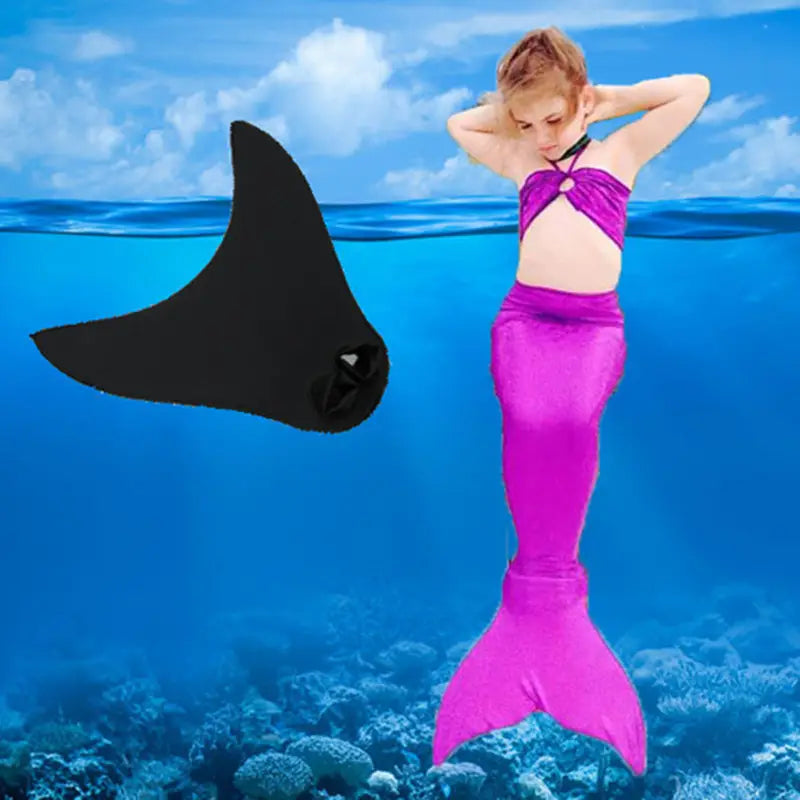 Erwachsene Meerjungfrauen-Schwimmflossen Trainingsflipper mit einem lebhaft-lila Meerjungfrauen-Tail-Kostüm mit passendem Trägeroberteil und schwarzer Schwimmflosse, ausgelegt für das Schwimmen unter Wasser.