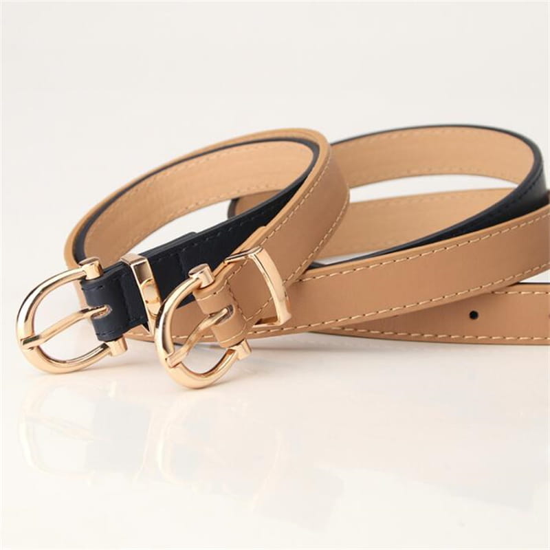 Cinturón de piel sintética (PU) para mujer de doble tono beige y negro con hebilla de tono dorado diseñada como un accesorio de cintura de moda.