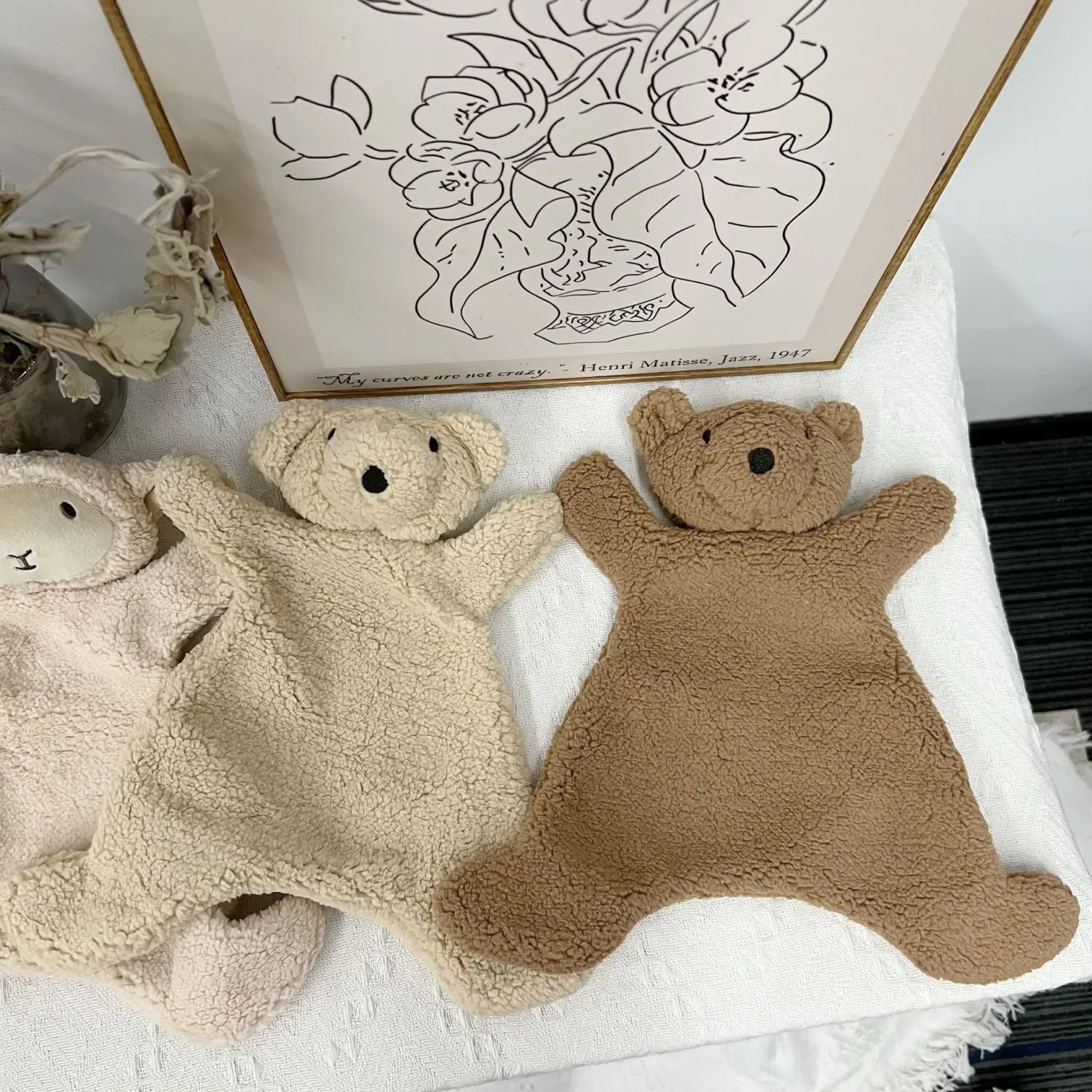 クリームとタンの色合いで、柔らかな質感のフリース素材を用い、黒いボタンの目を刺繍した、ぬいぐるみテディベア型ベビーなだめ用ブランケット2点。人形の写真撮影用小道具です。