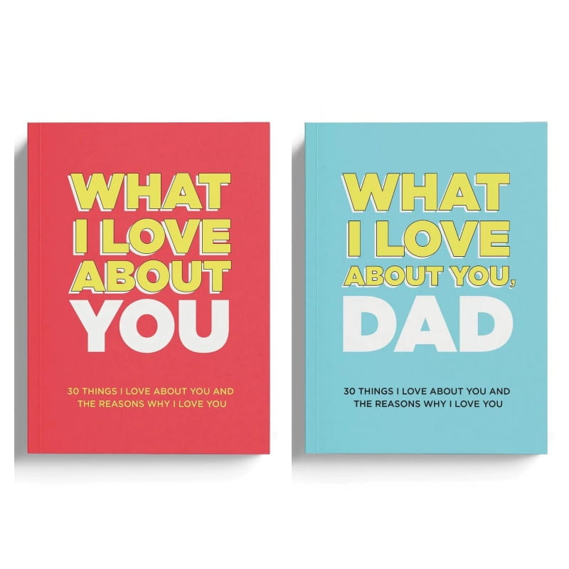 Deux livres « Mom Dad fill in love » à couverture rigide avec une typographie minimaliste audacieuse sur des couvertures unies rouges et bleues.
