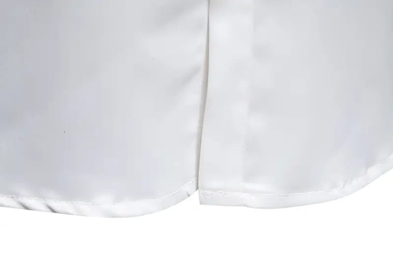 Herrenhemd mit goldfarbenem Besatz aus Satin, kombiniert mit einem weißen Satin-Rock mit glatter, glänzender Oberfläche und ordentlich vernähter Saumkante
