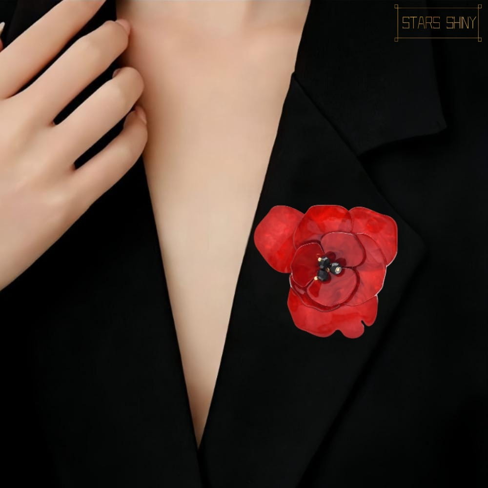 Broche émaillée de fleur rouge, épingle coquelicot en mode de bijoux, présentant une fleur en verre rouge translucide éclatante avec un centre noir et un accent de micro-pierre précieuse.