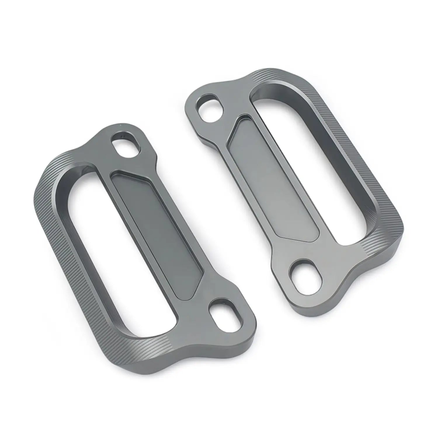 Graue metallic Cfmoto 675srr CNC-Gepäckträgergriffe für den Soziusbetrieb mit strukturierter, gebürsteter Oberfläche und präzisen Aussparungen für eine ergonomische Passform