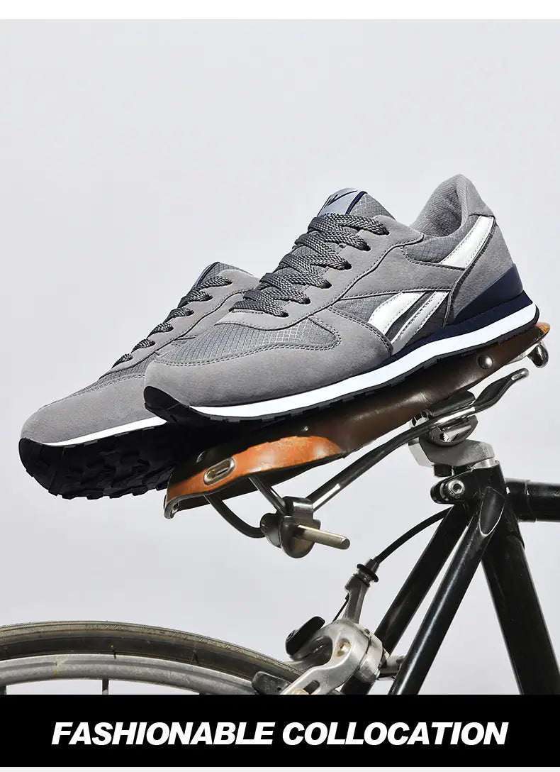 Herrenfreizeitsneaker in Grau und Weiß zum Gehen mit Obermaterial aus grauem und marineblauem Mesh, mit weißen Akzenten und einer langlebigen Gummisohle.