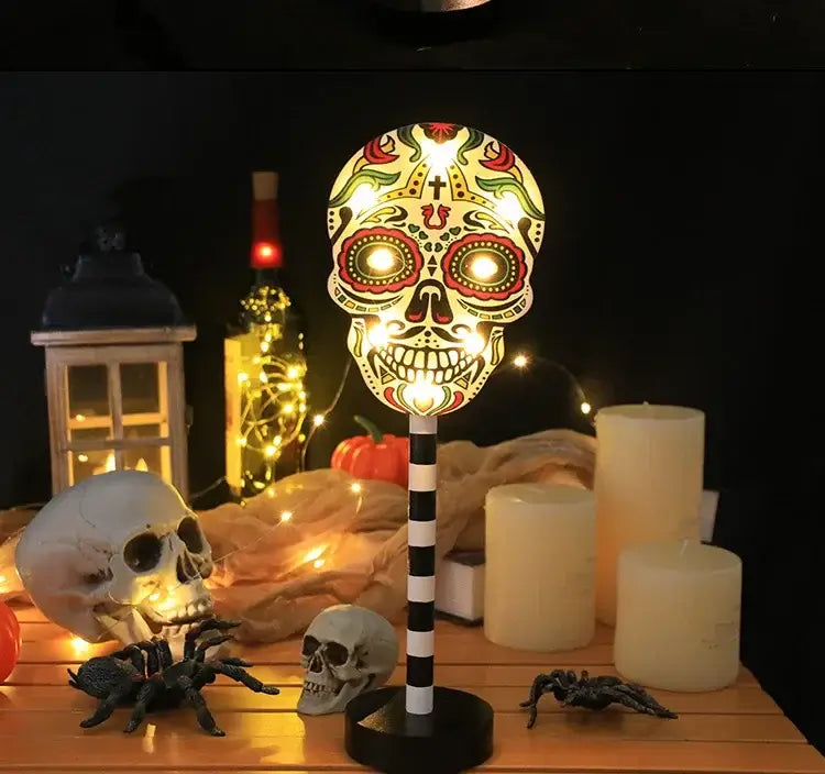 Eine leuchtende Zuckerschädel-Lampe mit aufwendigen floralen und Kreuz-Designs, beleuchtet durch warme LED-Lichter, für eine Halloween-Wasserschutz-Nachtlicht-Dekoration