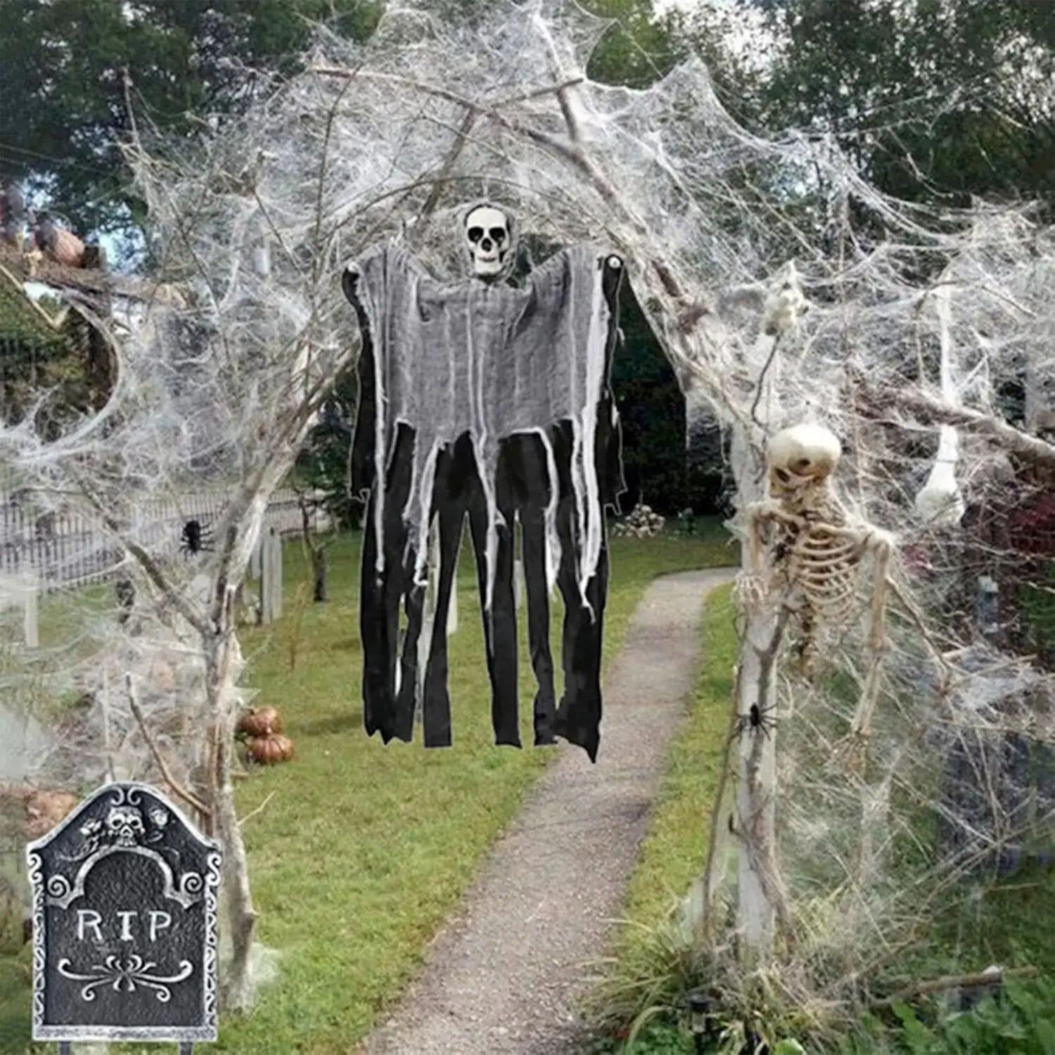 una figura espectral negra y gris con aspecto fantasmagórico, con cabeza de calavera, cubierta con tela deshilachada, colgada en suspensión dentro de telarañas de máxima elasticidad, formando un elaborado arco tipo entramado para decoraciones de fiesta de Halloween
