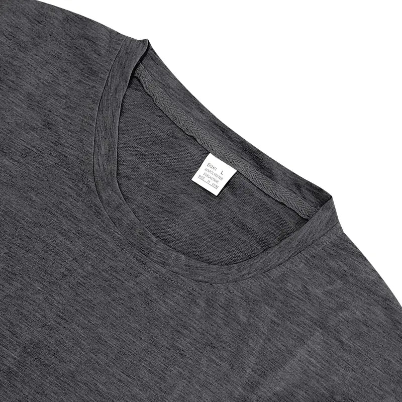 Camiseta de algodón gris oscuro jaspeado con ajuste relajado y cuello de tripulación sencillo, del conjunto veraniego casual para hombre de dos piezas, camiseta y pantalones cortos.
