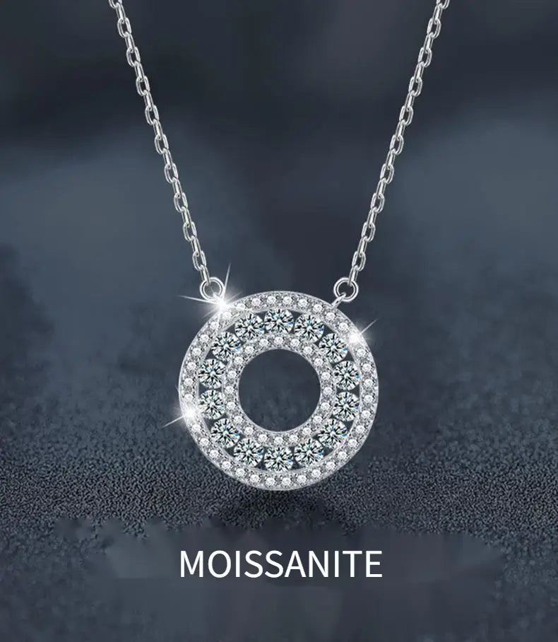 Collar con colgante de halo de moissanita de plata con brillo, con un colgante circular adornado con numerosas piedras de moissanita transparentes dispuestas en un patrón intrincado.