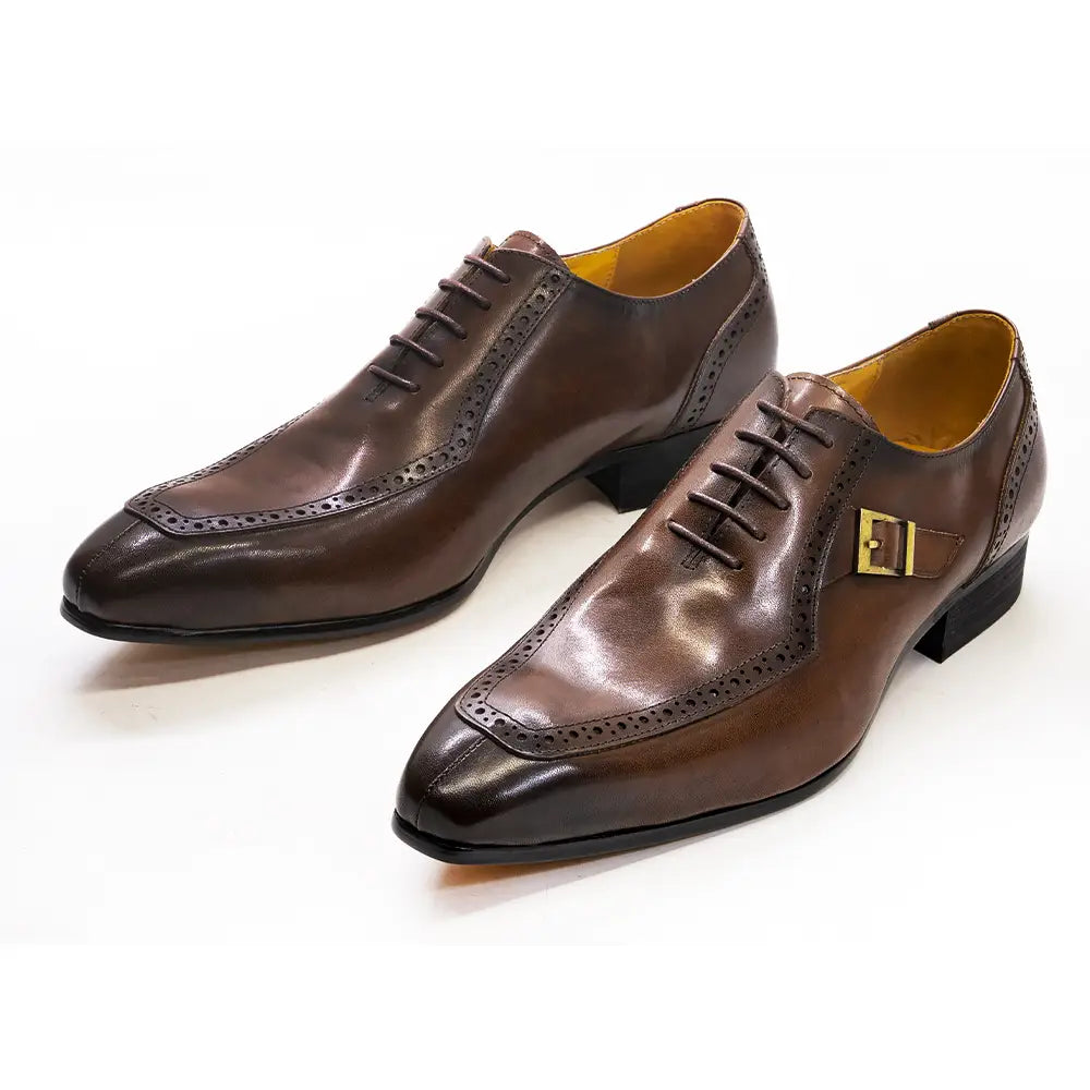 Chaussures de ville à bout brogue type derby Oxford pour homme en cuir véritable marron, avec détails brogue et boucle ton or sur le côté.