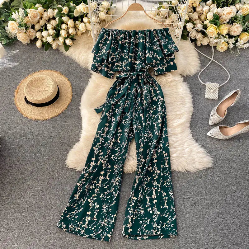 Enterizo de pierna ancha con estampado floral verde esmeralda y escote tipo bardot, con cintura atada y mangas con volante.