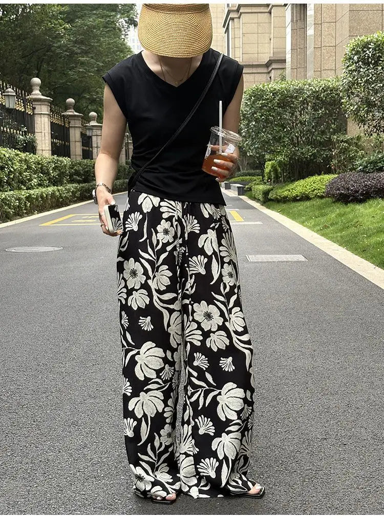 pantalons à jambes évasées et imprimé floral pour femmes, noir et blanc, avec un imprimé floral audacieux et une coupe confortable à jambes évasées, parfait pour une tenue décontractée et raffinée