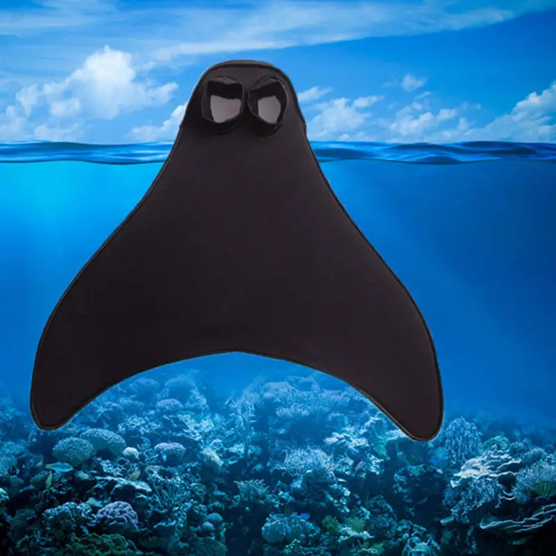 Schwarzer Plüsch-Manta-Rochen-förmiger Erwachsenen-Meerjungfrauen-Schwimmflossen Trainingsflipper mit ausgesparten Augenöffnungen.