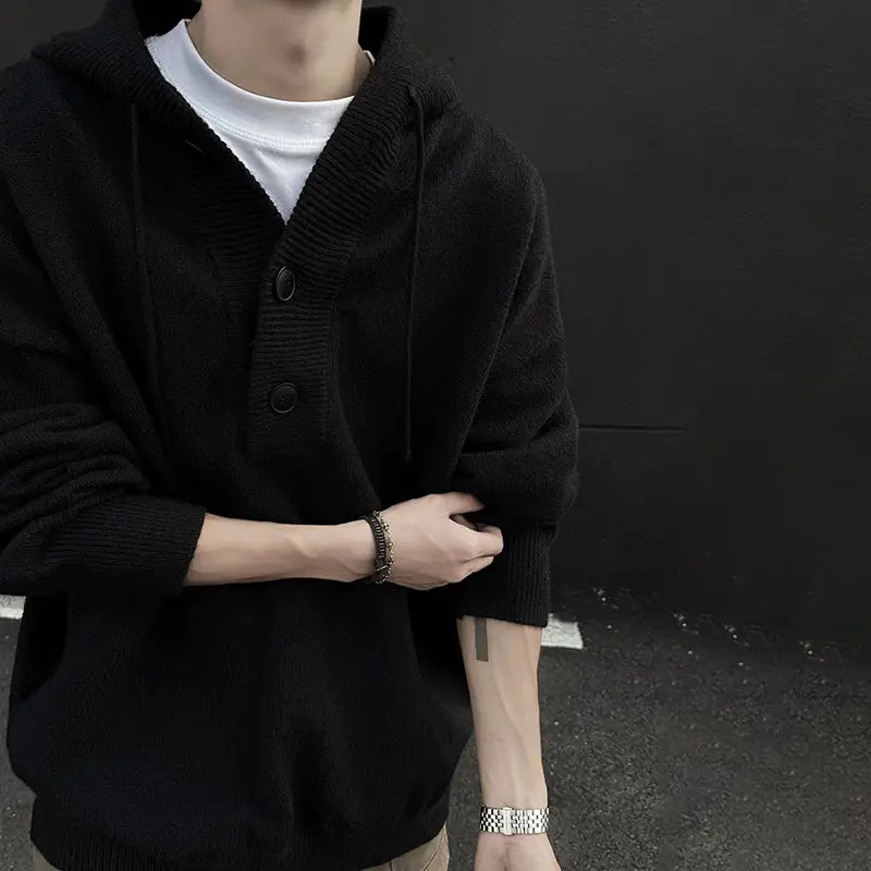 Schwarzer gestrickter übergroßer Hoodie für Herren mit V-Ausschnitt und Knopfverschluss, entworfen im Retro-Streetwear-Stil.
