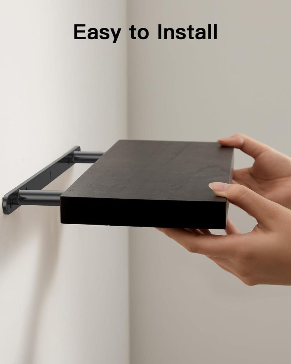 estante flotante rectangular de madera negra con un diseño minimalista elegante y soportes metálicos para un montaje sencillo en la pared; el paquete incluye herrajes de instalación.
