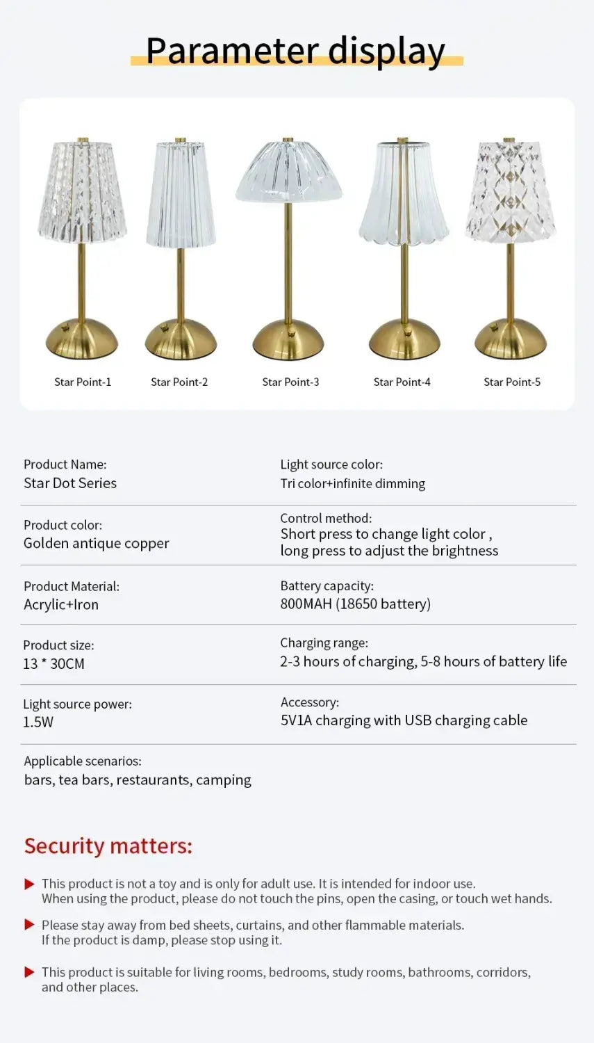 Goldfarbene wiederaufladbare Tischlampe mit klarem facettiertem Kristallschirm und schlanker Messingbasis als stilvolle Lichtquelle.