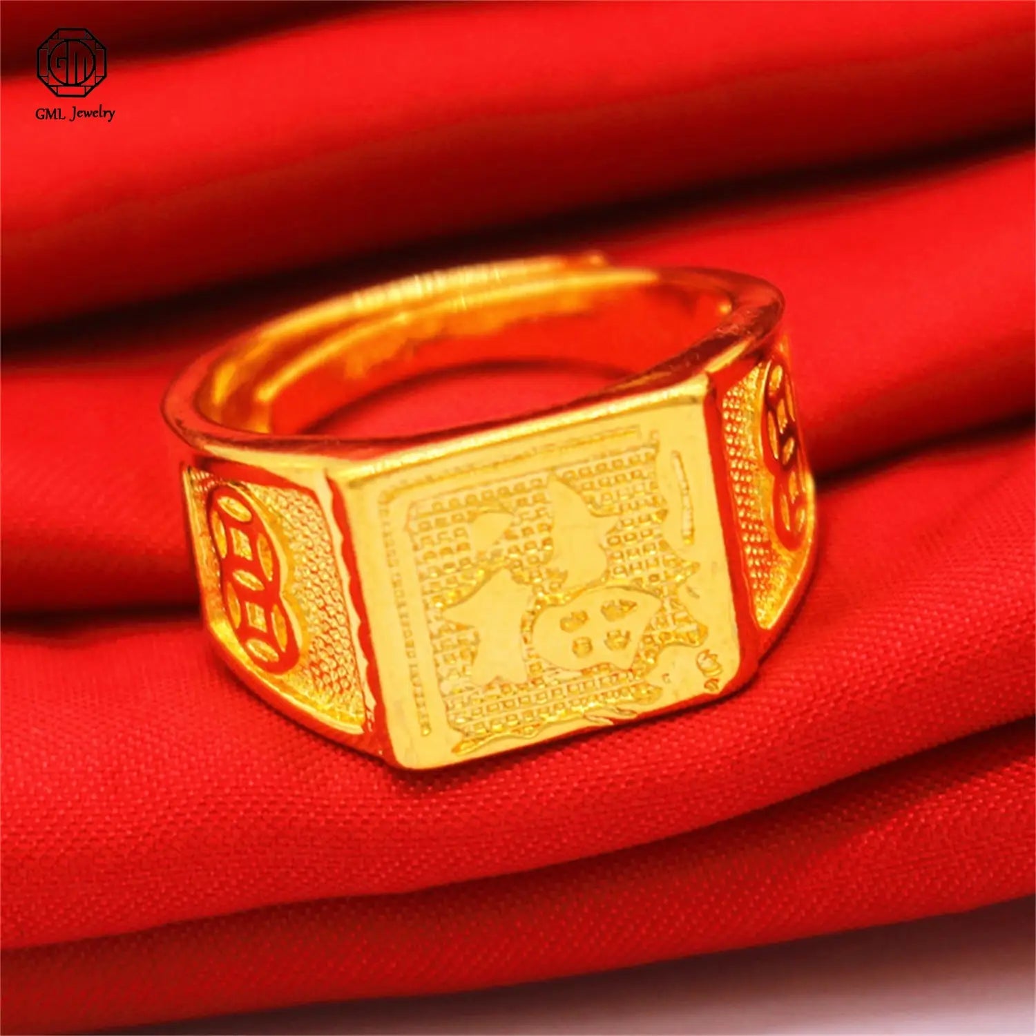 Anillo ajustable en oro arena dorado con forma cuadrada, con banda ancha mate resistente al desvanecimiento y diseño de filigrana grabada con intrincados caracteres chinos, además de detalles laterales elaborados para uso unisex.