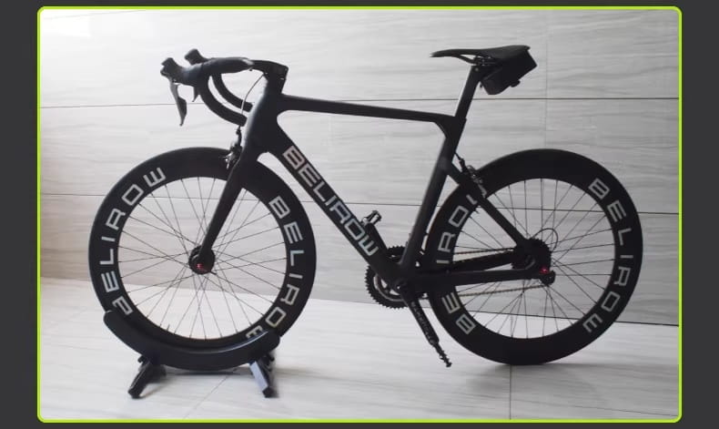 Support de stationnement pour vélo réglable et rack de rangement accueillant un vélo de route beliraw noir, doté d’un cadre en fibre de carbone élégant et de roues noires assorties portant l’inscription beliraw en lettres blanches.