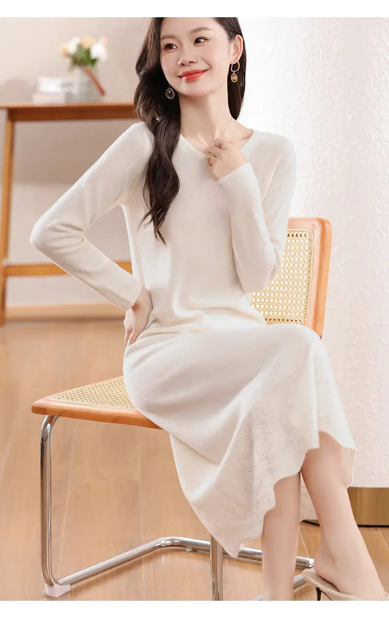 Ein weiches Wollstrickkleid in Off-White mit langen Ärmeln, V-Ausschnitt und asymmetrischer Saumlinie.