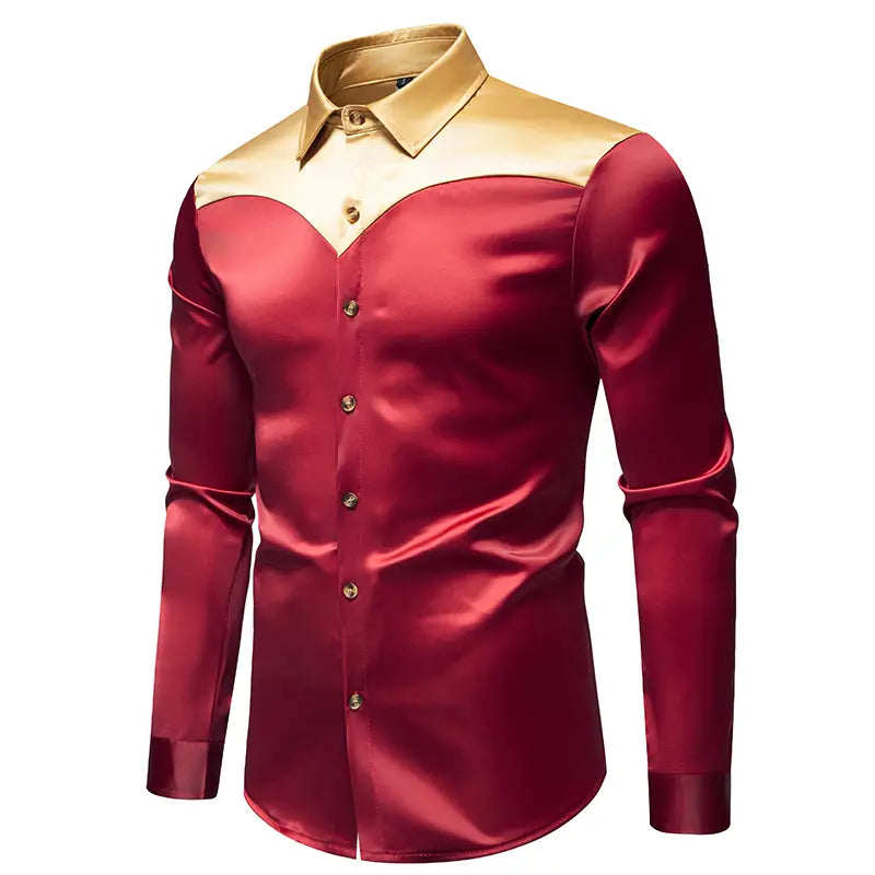 Ein elegantes Herren-Langarmhemd aus glänzendem rotem Satin mit kontrastierendem Kragen- und Schulterpaneel in Goldtönen, geeignet für formelle Anlässe.