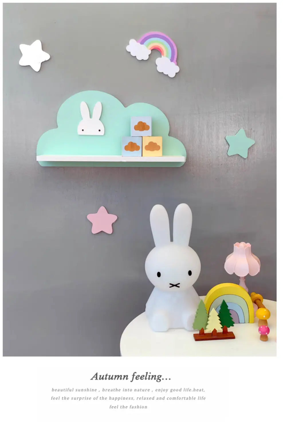 Ein weißes Miffy-Plüschtier mit weichen, gerundeten Ohren und einfachem schwarzem Gesichtsausdruck, das auf einem Regenbogen-Wolken-Bücherregal aus Holz für Kinder an der Wand präsentiert wird